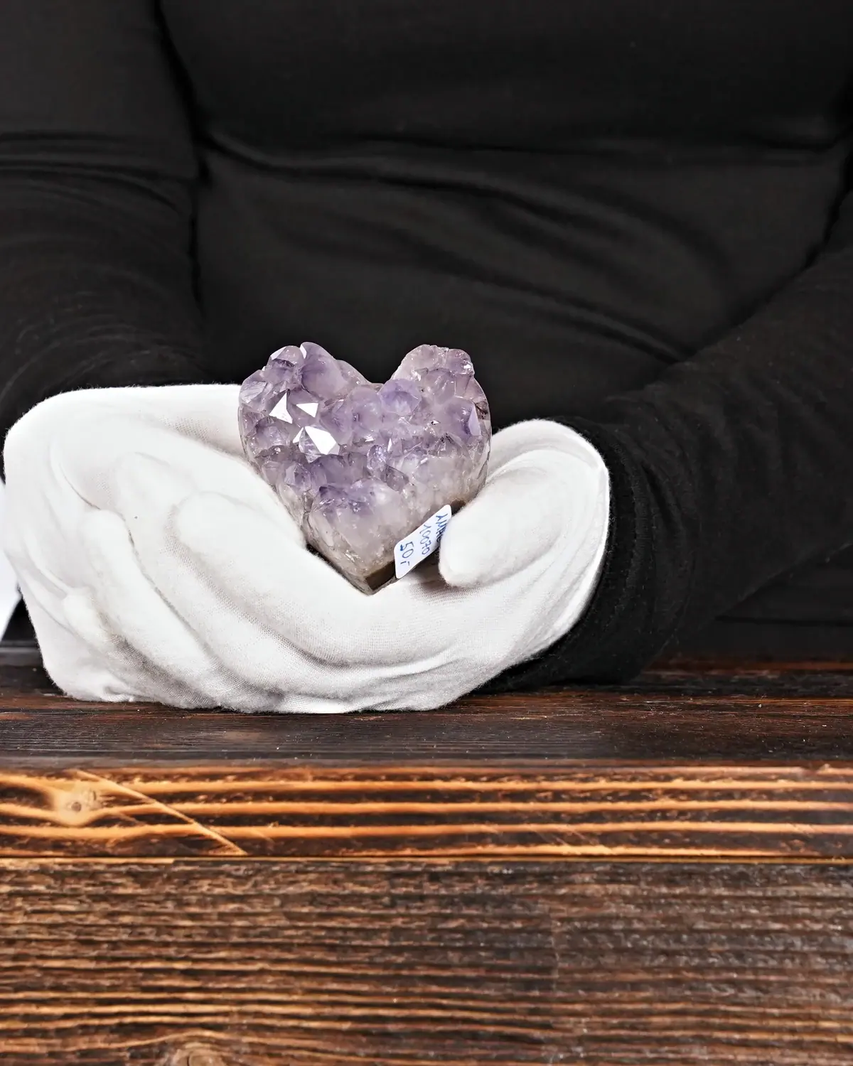 Amethyst Herz Nr. 237 in weiss behandschuhten Händen