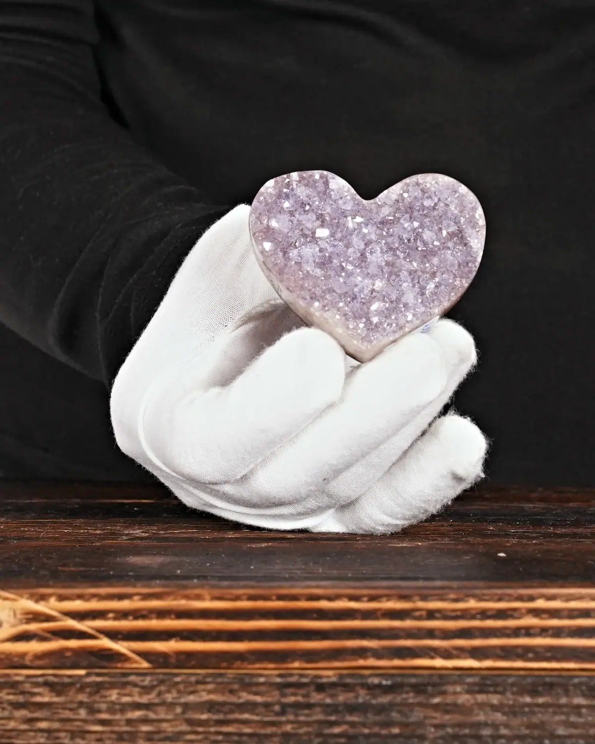Amethyst Herz Nr. 238 in weiss behandschuhten Händen