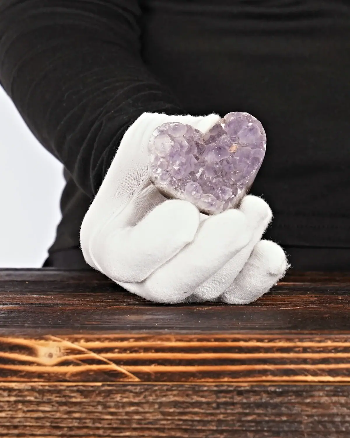 Amethyst Herz Nr. 239 in weiss behandschuhten Händen