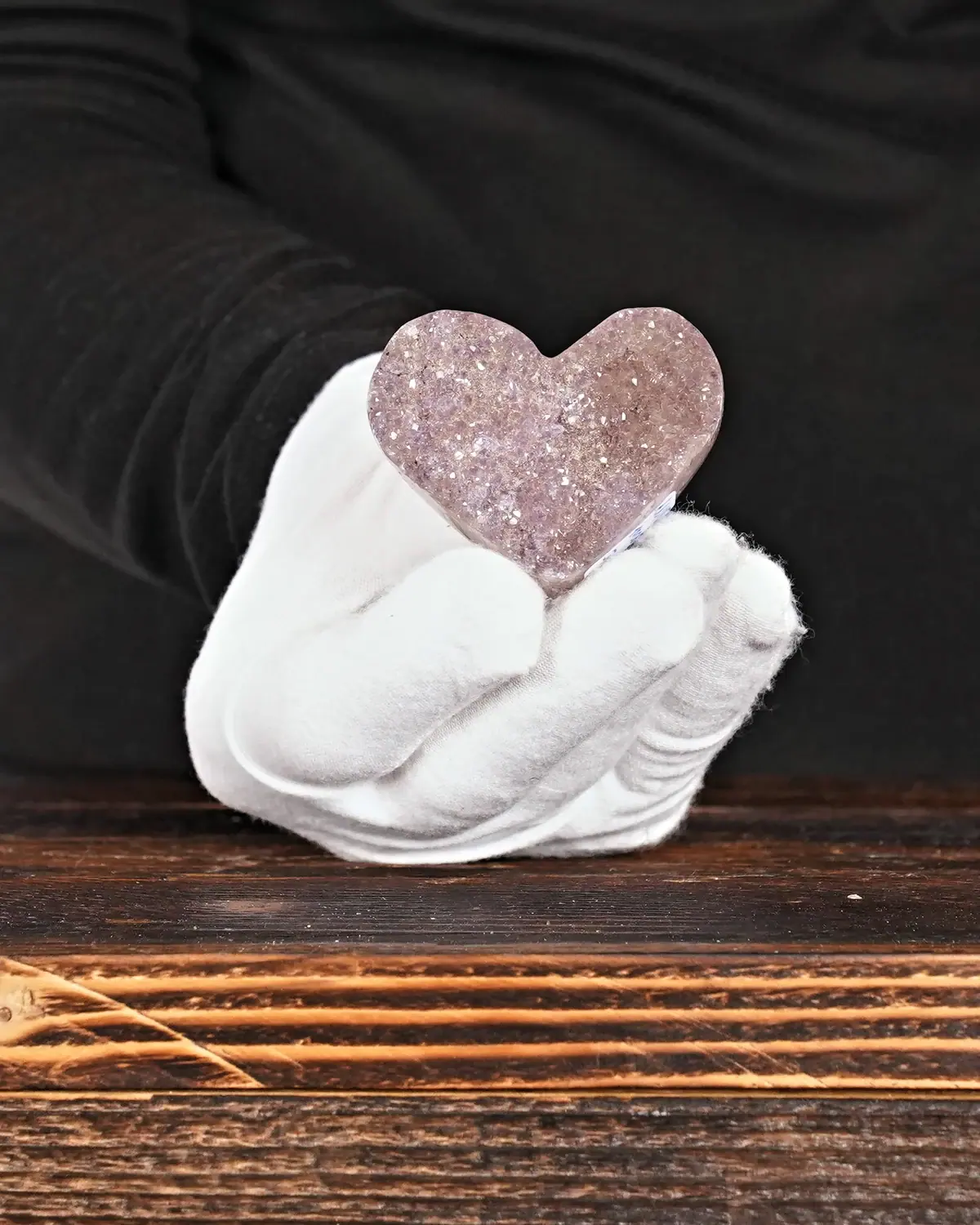 Pink Amethyst Herz Nr. 240 in weiss behandschuhten Händen
