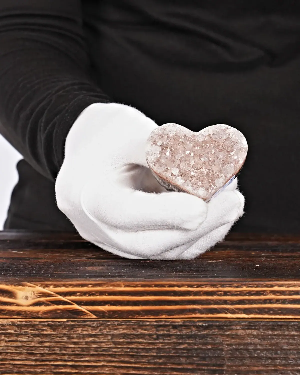 Amethyst Herz Nr. 241 in weiss behandschuhten Händen