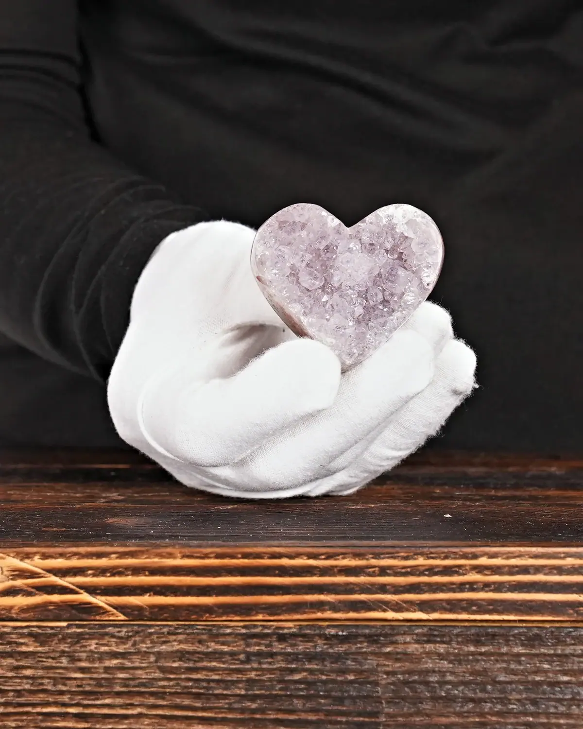Amethyst Herz Nr. 242 in weiss behandschuhten Händen