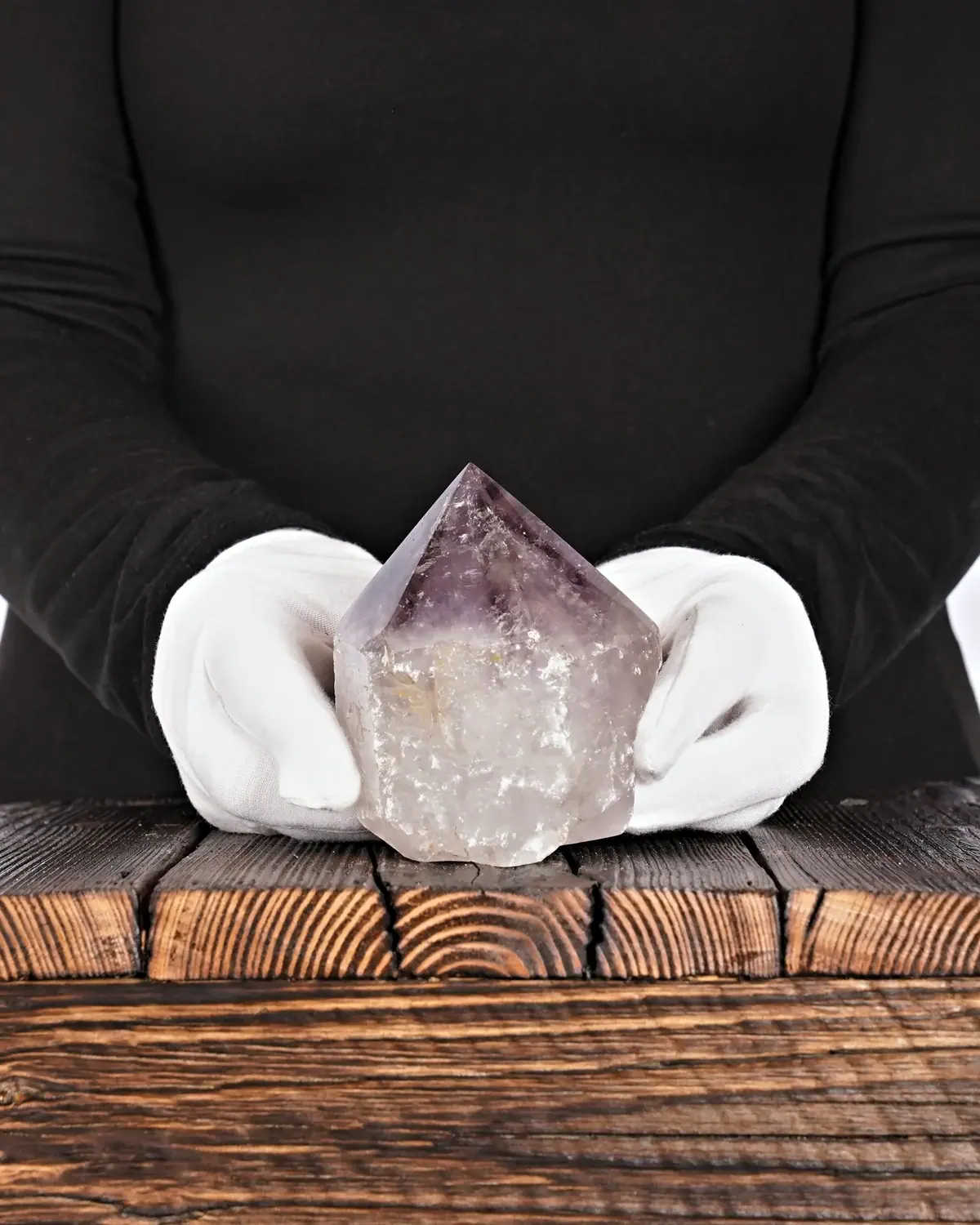 Polierte Amethystspitze Nr. 244 in weiss behandschuhten Händen