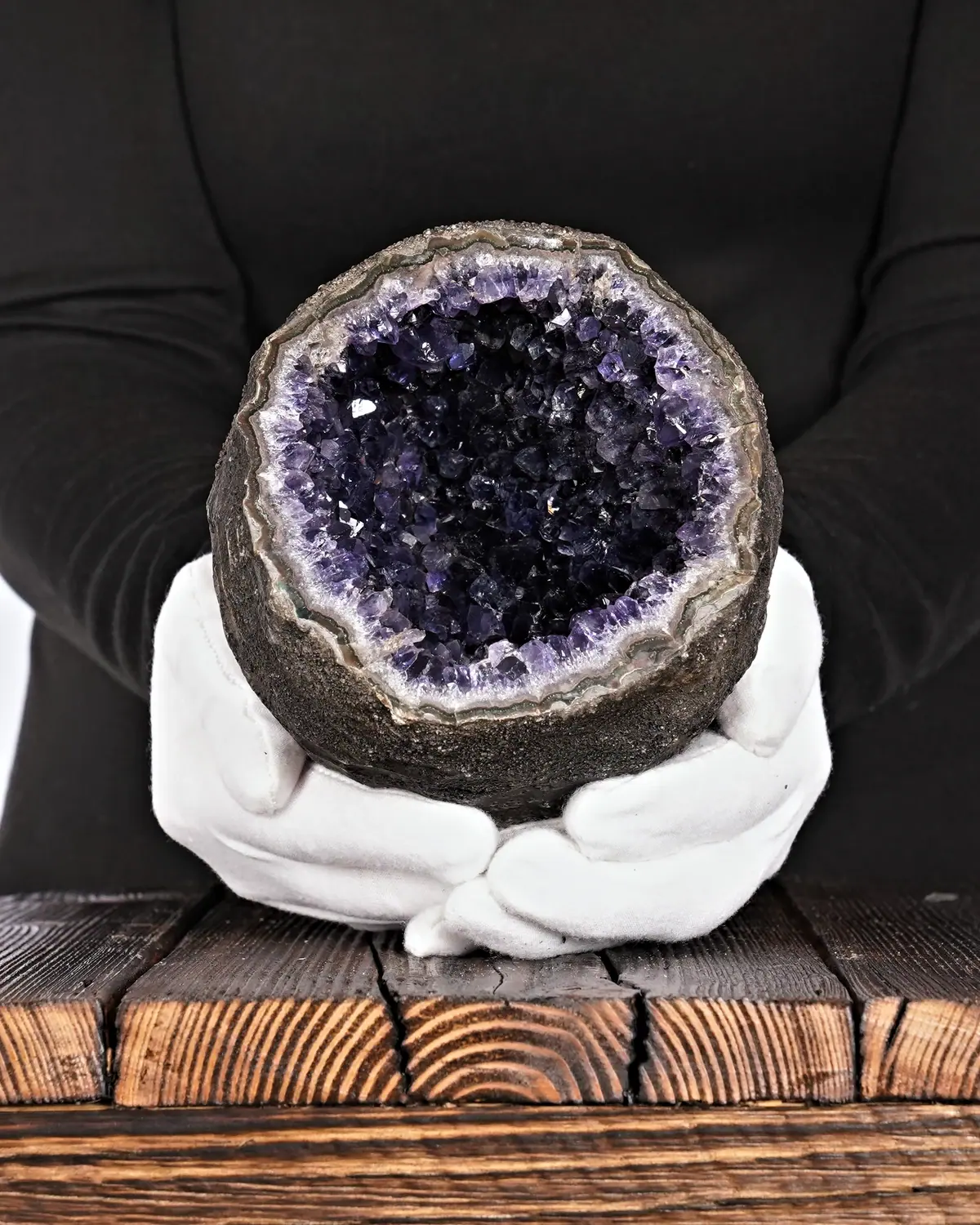 Amethyst Geode Nr. 245 in weiss behandschuhten Händen