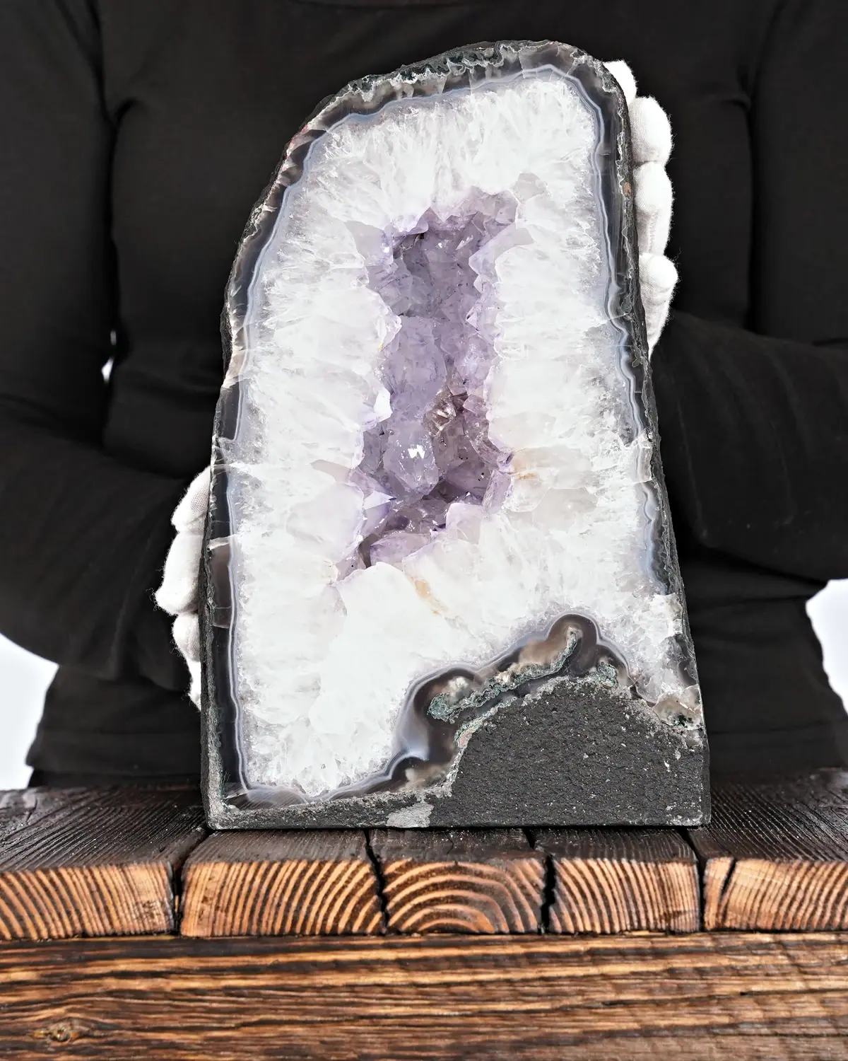 Amethyst Geode Nr. 247 in weiss behandschuhten Händen