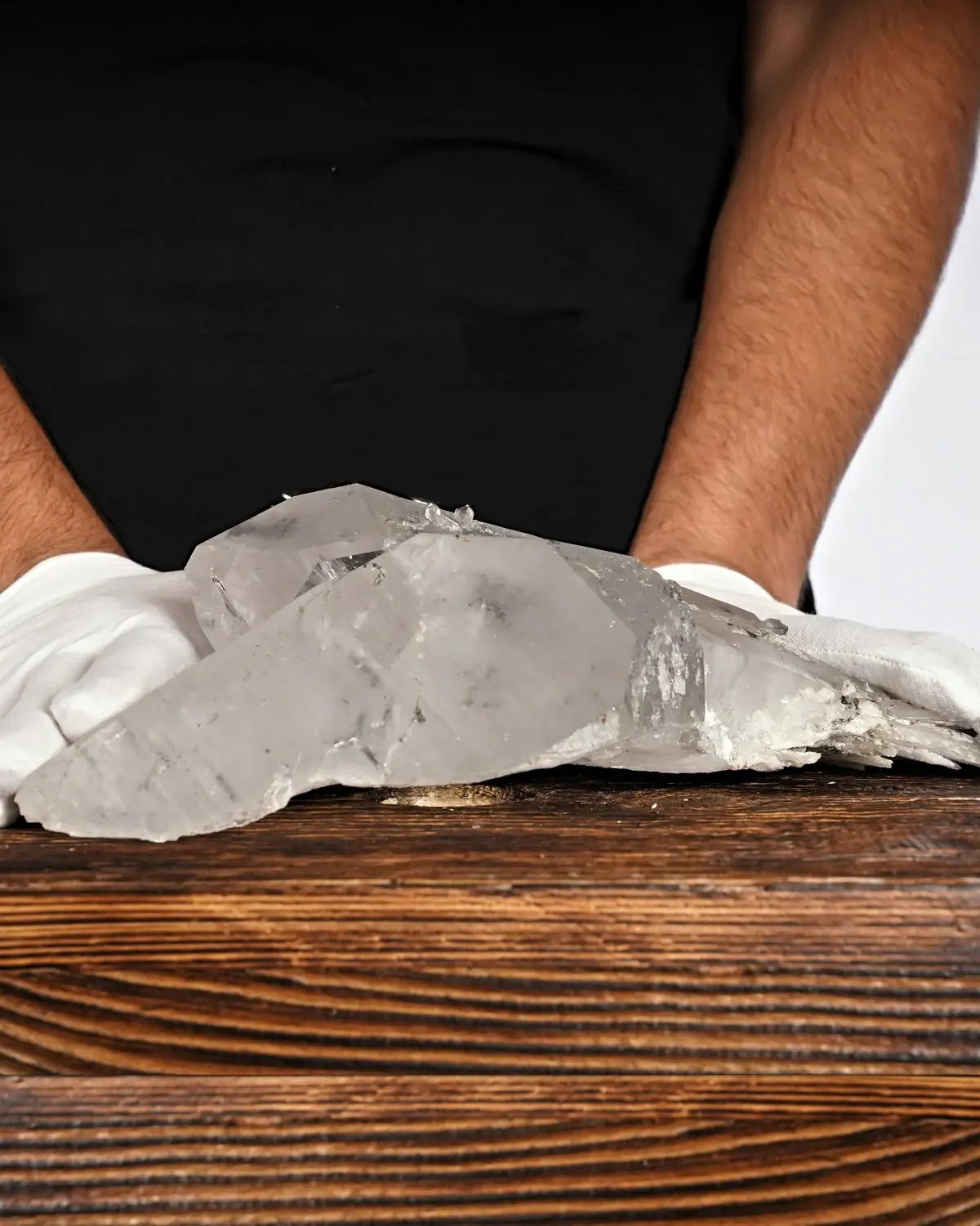 Die Bergkristallstufe aus Graubünden, Schweiz in weiss behandschuhten Händen