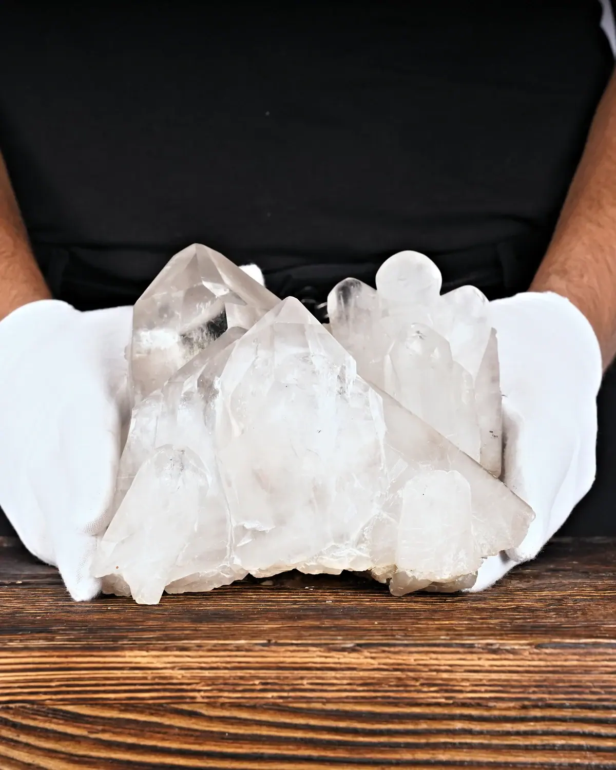 Bergkristall Gruppe Nr. 46 in weiss behandschuhten Händen