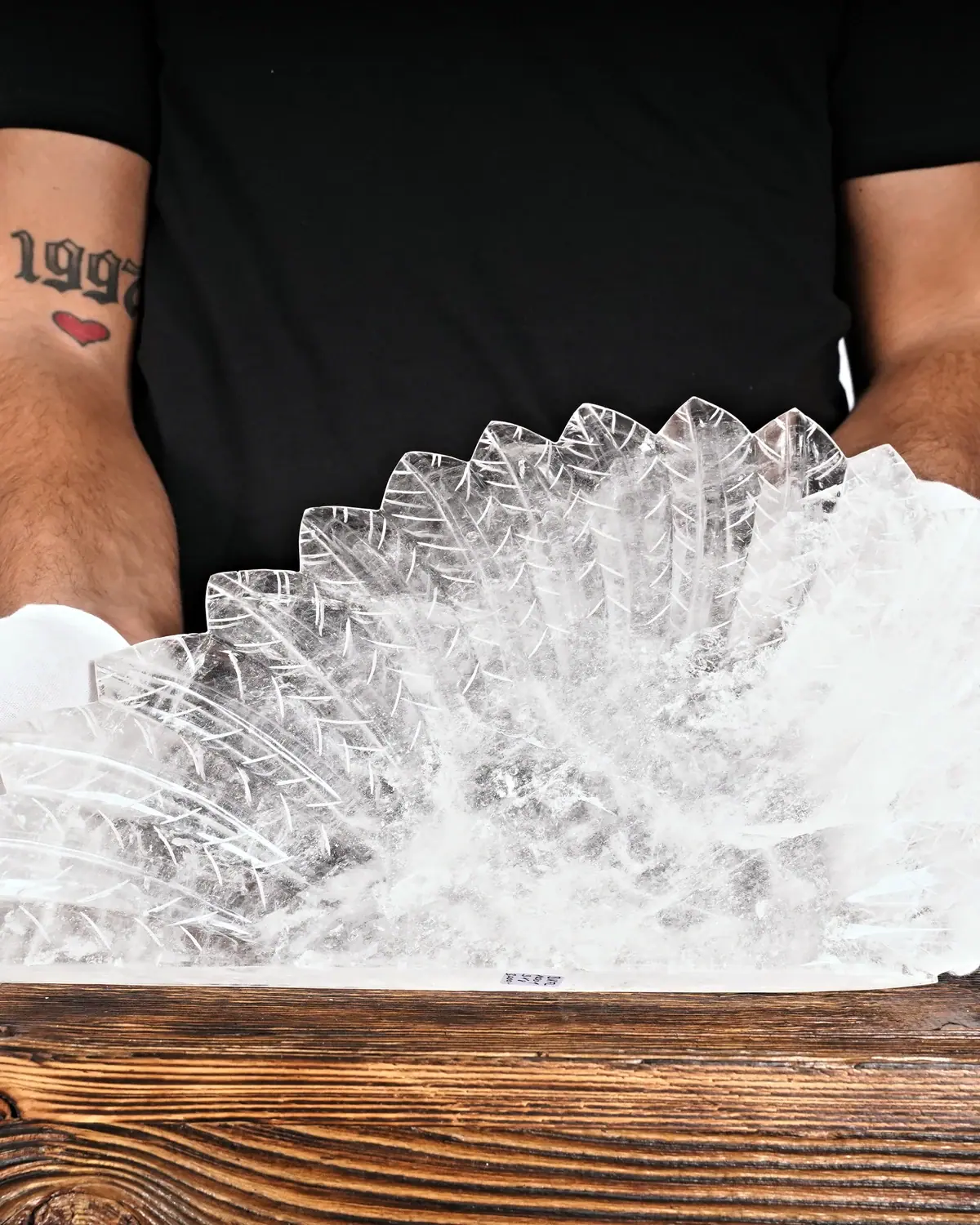 Bergkristall Flügel Nr. 52 in weiss behandschuhten Händen
