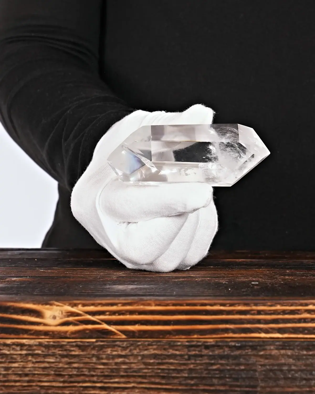 Die glasklaren, faustgrossen Doppelender aus lemurischem Bergkristall in weiss behandschuhten Händen