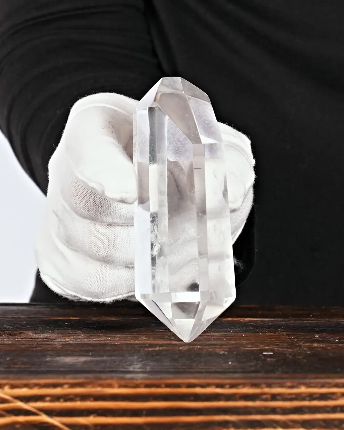 Die glasklaren, faustgrossen Doppelender aus lemurischem Bergkristall in weiss behandschuhten Händen
