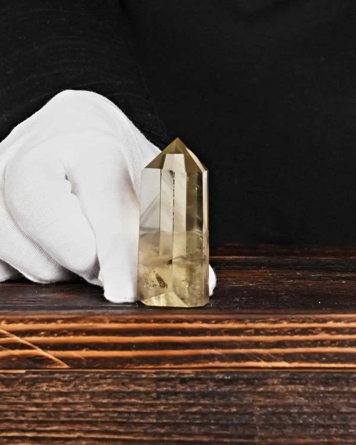 Die kleinen Citrin-Phantomspitzen in weiss behandschuhten Händen
