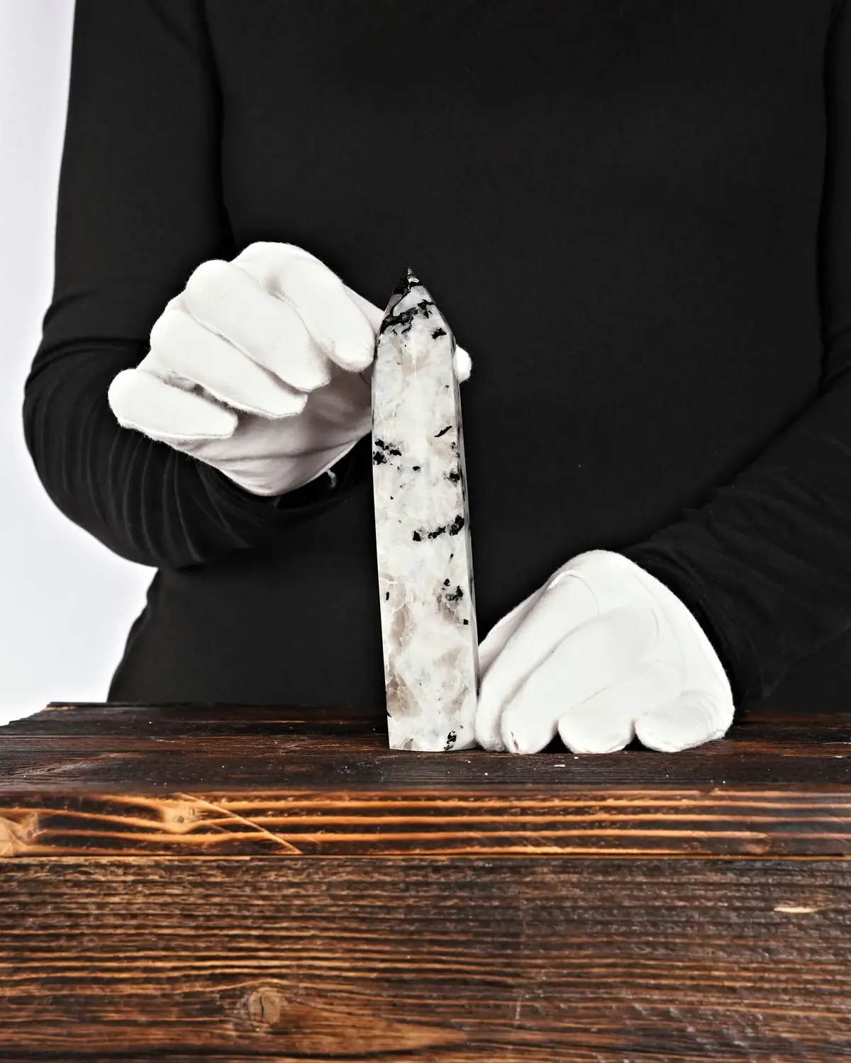 Mondstein-Turmalin-Spitzen in weiss behandschuhten Händen