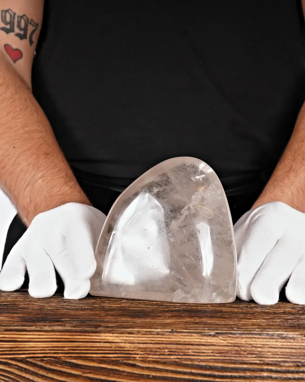 Die mystischen Rauchquarzsteine in weiss behandschuhten Händen