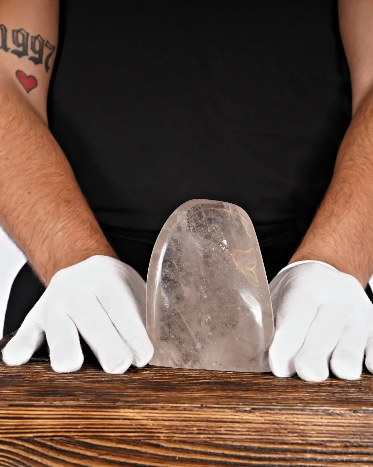 Die mystischen Rauchquarzsteine in weiss behandschuhten Händen