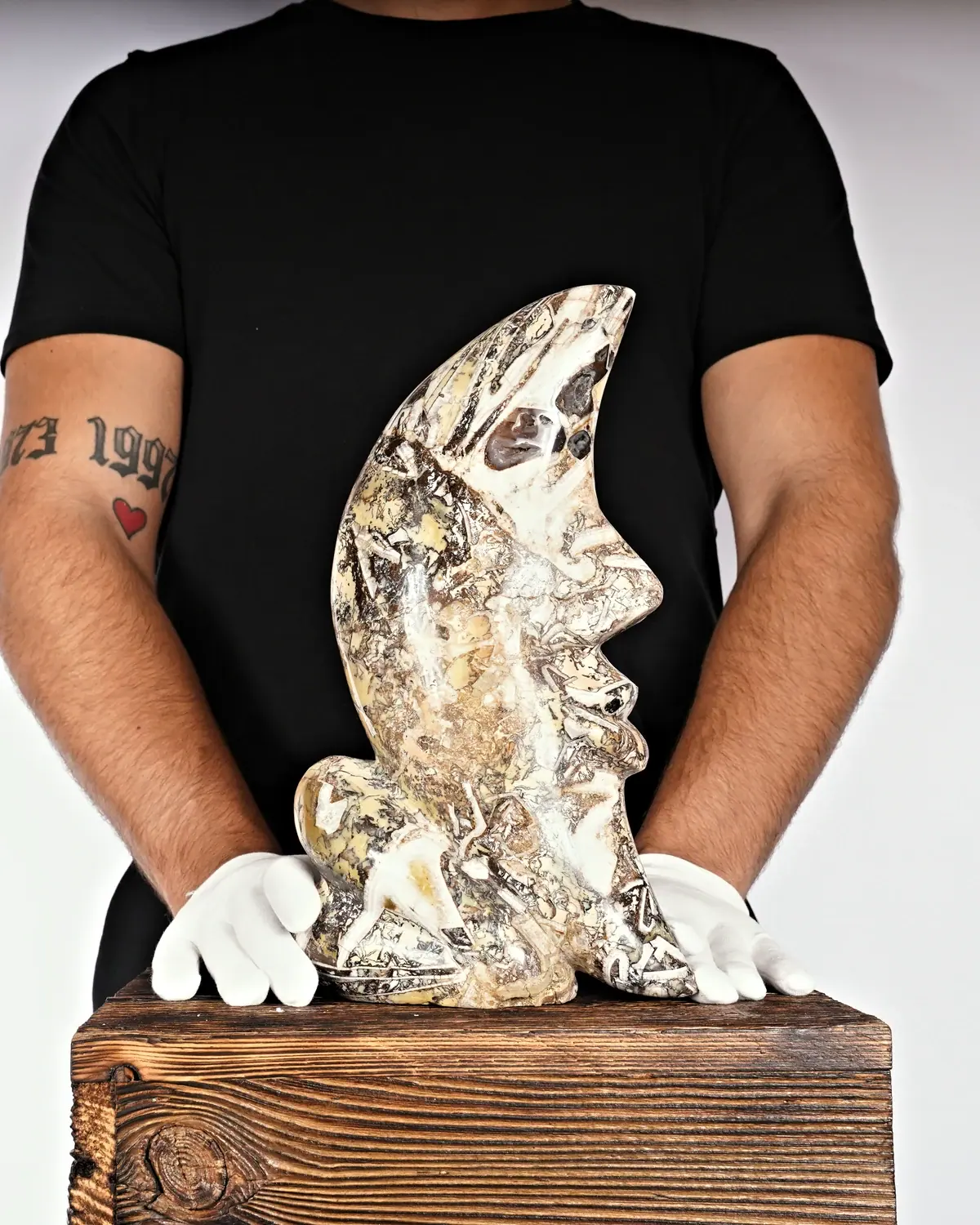 Jaspis Skulptur Nr. 3 in weiss behandschuhten Händen